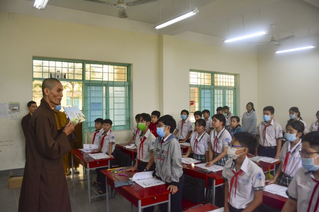 Tặng sách trường THCS Nguyễn Văn Bứa, Hóc Môn